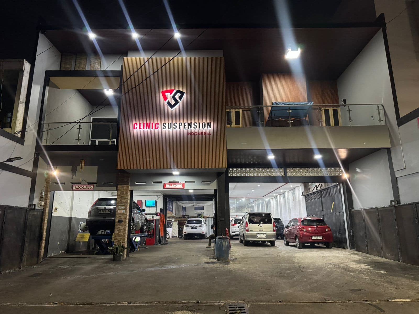 Tampak depan bengkel Clinic Suspension & Engineering pada malam hari